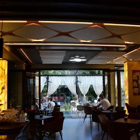 Royal Hotel Peshkopi Albania エクステリア 写真