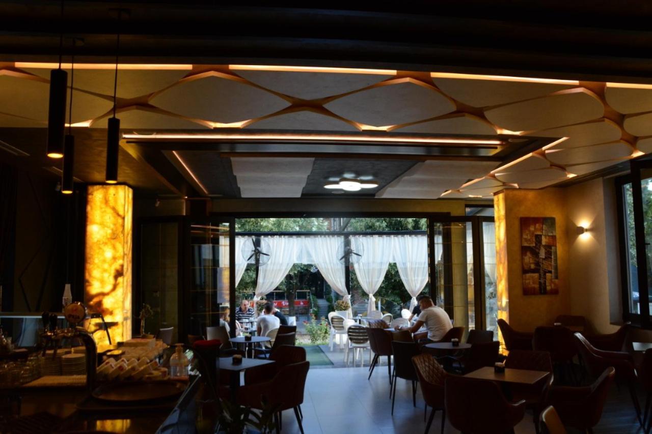 Royal Hotel Peshkopi Albania エクステリア 写真