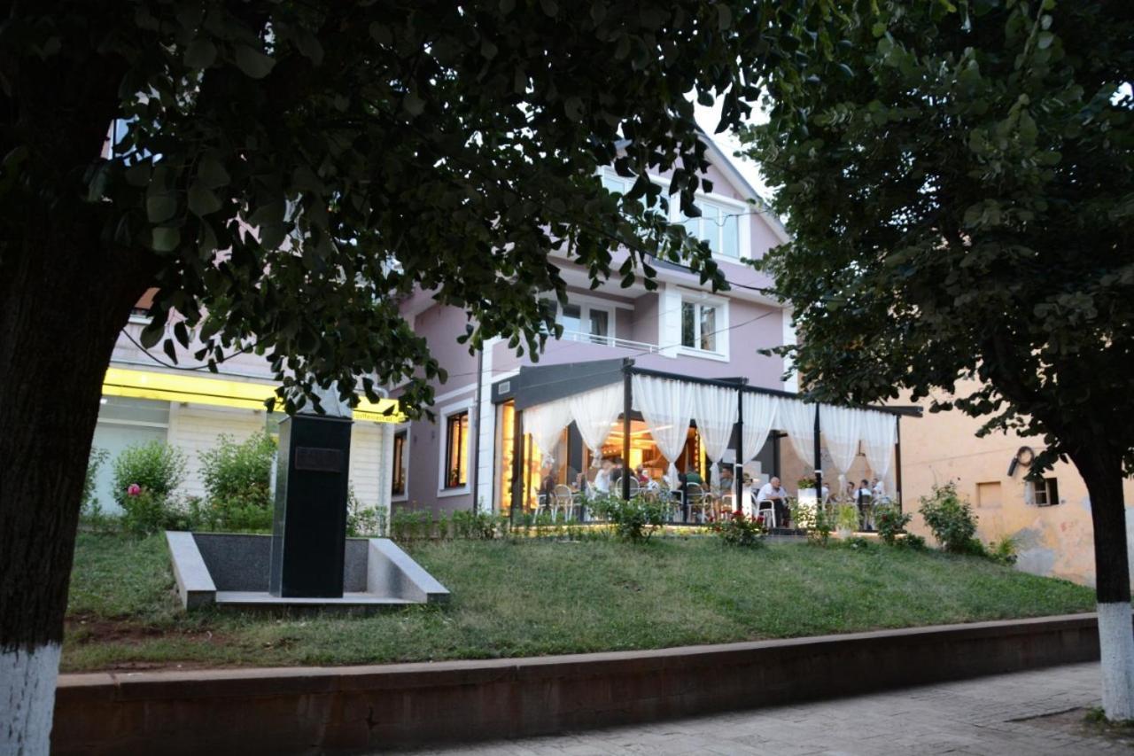 Royal Hotel Peshkopi Albania エクステリア 写真