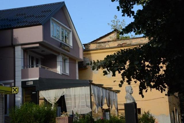 Royal Hotel Peshkopi Albania エクステリア 写真